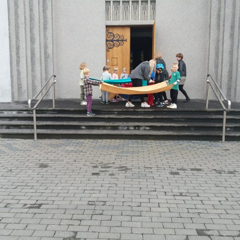 Kirkjukrakkar að framkvæma gjörning i kirkjutröppunum..... gera regnboga :)