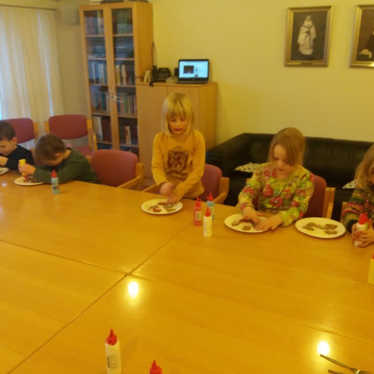 kirkjukrakkar skreyta piparkökur