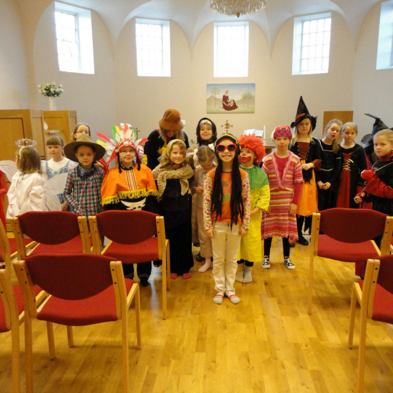 Glæsilegur hópur að undirbúa sig fyrir fjölskylduguðsþjónustuna