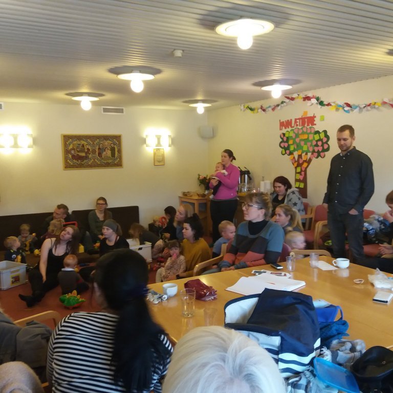 fjölmenni á foreldramorgni