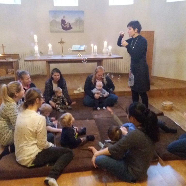 Sigrún organisti stjórnar krílasálmastund á foreldramorgni