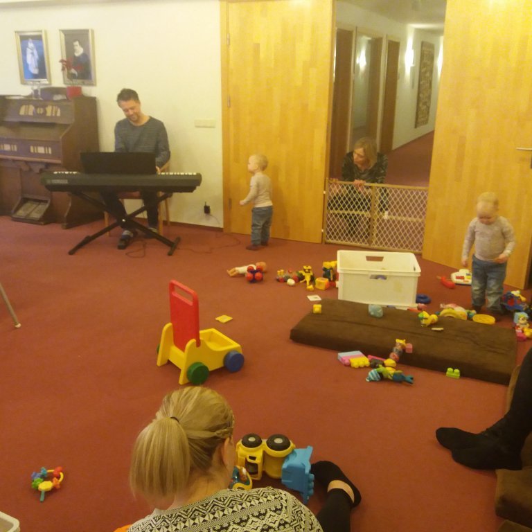 Eyþór Ingi spilar jólalög fyrir okkur :)