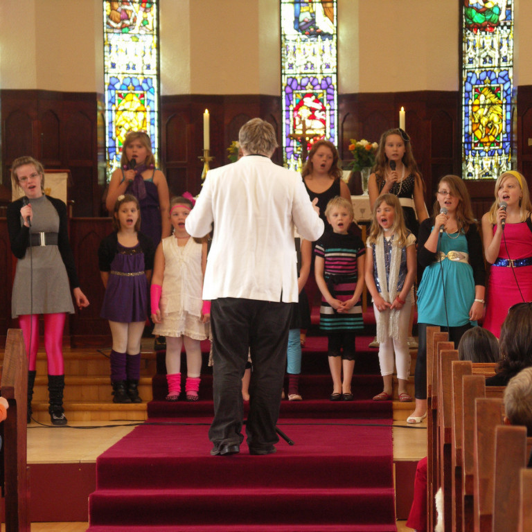 Lokahátíð barnastarfsins, barnakórar kirkjunnar ásamt Heimi Bjarna Ingimarssyni