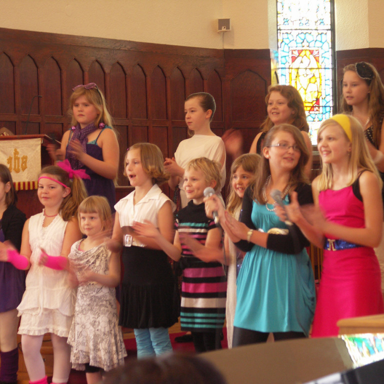 Lokahátíð barnastarfsins, barnakórar kirkjunnar, atriði úr söngleiknum Mamma Mia