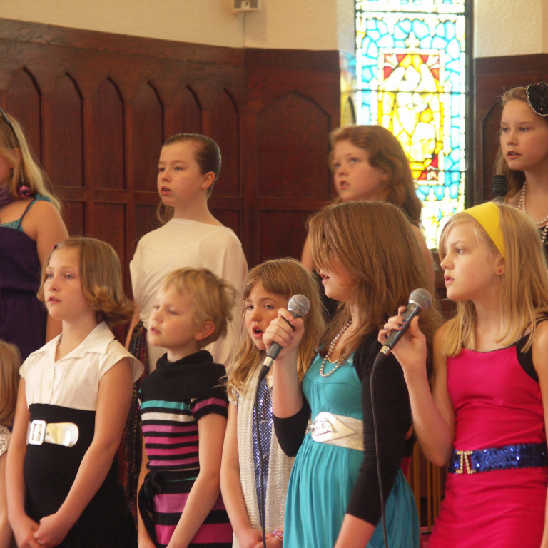 Lokahátíð barnastarfsins, barnakórar kirkjunnar, atriði úr söngleiknum Mamma Mia