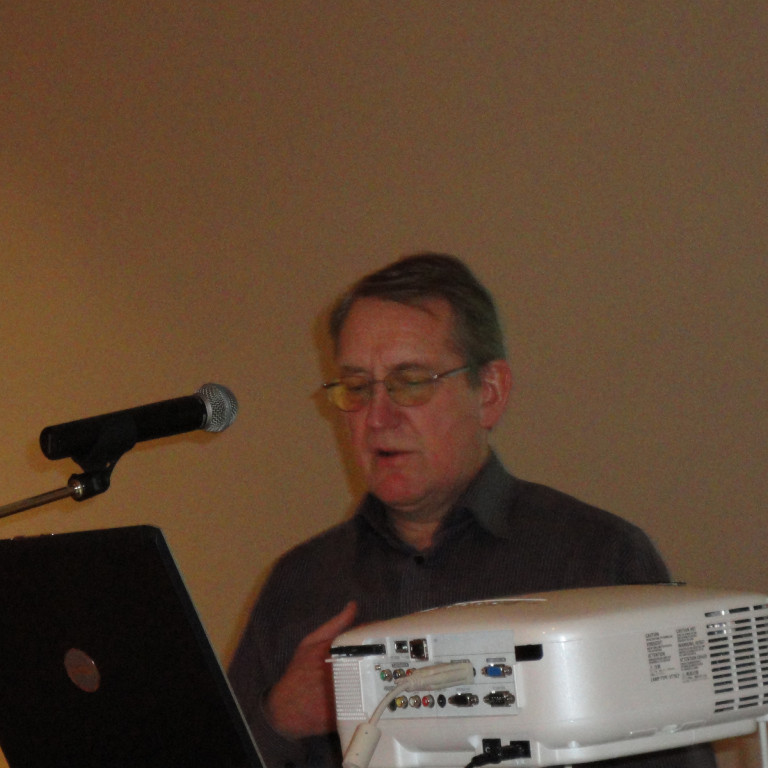 Mánudagur gegn mæðu. 
Pétur Pétursson, læknir, fjallaði um húmor.