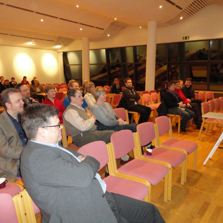 Mánudagur gegn mæðu. 
Pétur Pétursson, læknir, fjallaði um húmor.