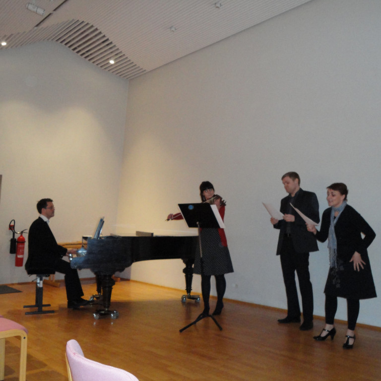 Mánudagur gegn mæðu. 
Eyþór Ingi Jónsson, Lára Sóley Jóhannsdóttir, Hjalti Jónsson og Elvý G. Hreinsdóttir sáu um tónlistina.