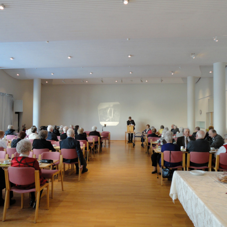 Samvera eldri borgara.
Sr. Svavar A. Jónsson fjallaði um fossa.