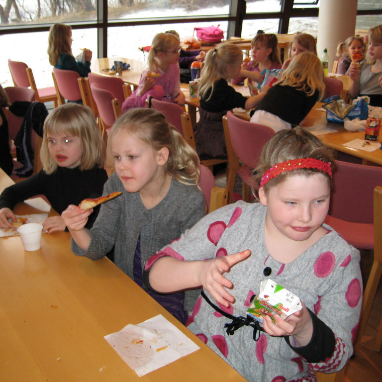 Hádegishlé, þar sem allir fengu pizzu.