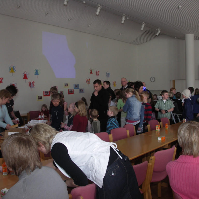 Beðið eftir pylsum og svala