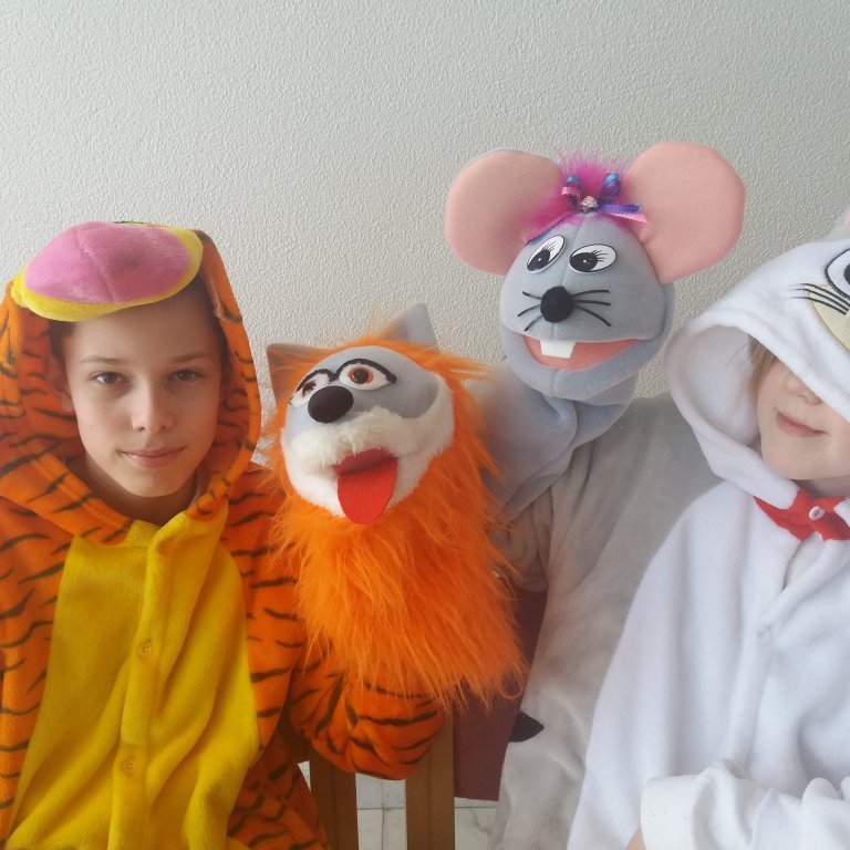 Darri og Anna tóku á móti öskudagsliðum í dag :)