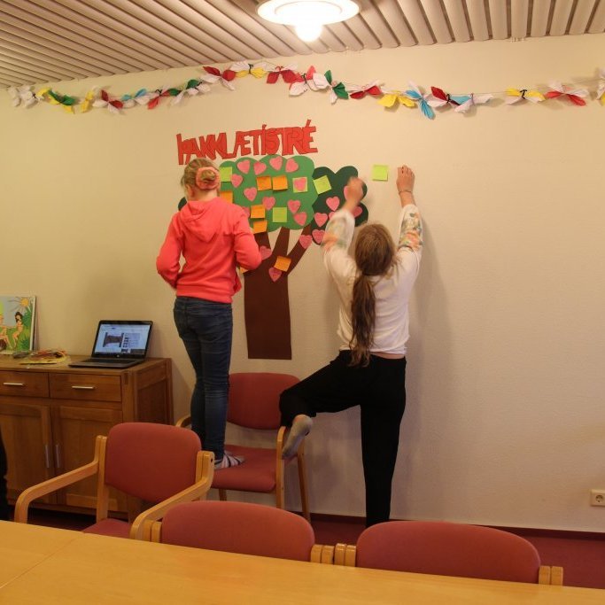 unnið að þakklætistrénu!