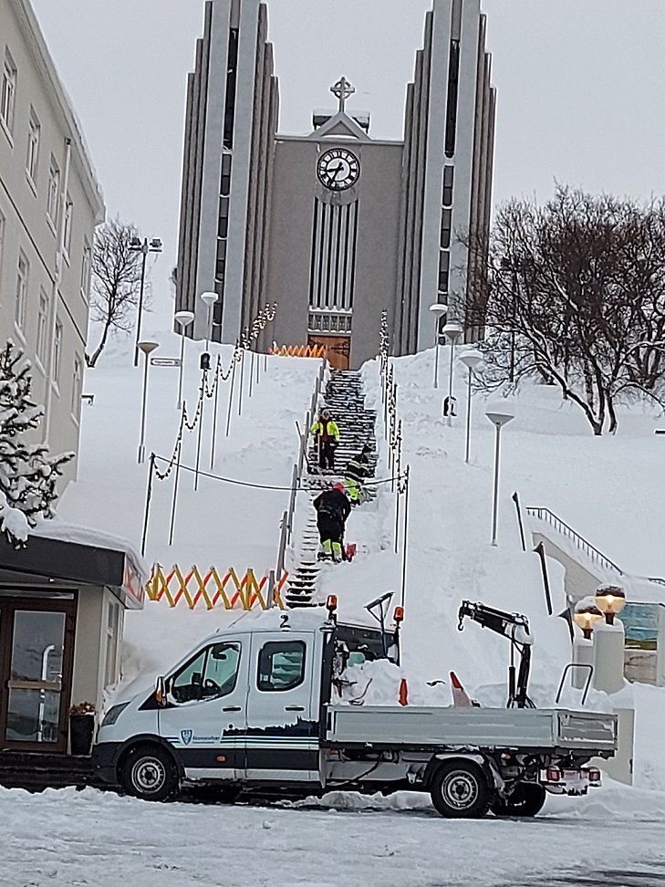 Bilun í hitakerfi í kirkjutröppunum