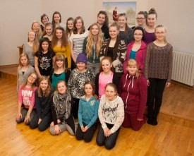 Barnakórar flytja Fuglakabarett