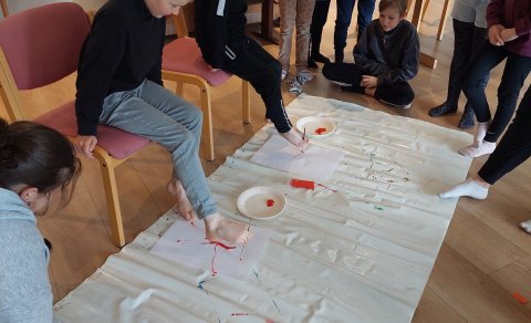 Kirkjukrakkar bralla ýmislegt!