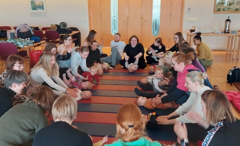 Krílasálmar á foreldramorgni, apríl 2023