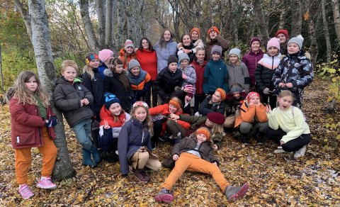 Barnakórar Akureyrarkirkju syngja lagið Vetrarvinur